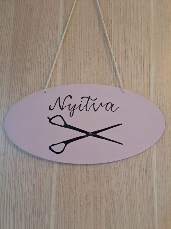 „Nyitva-Zárva” tábla fodrászoknak